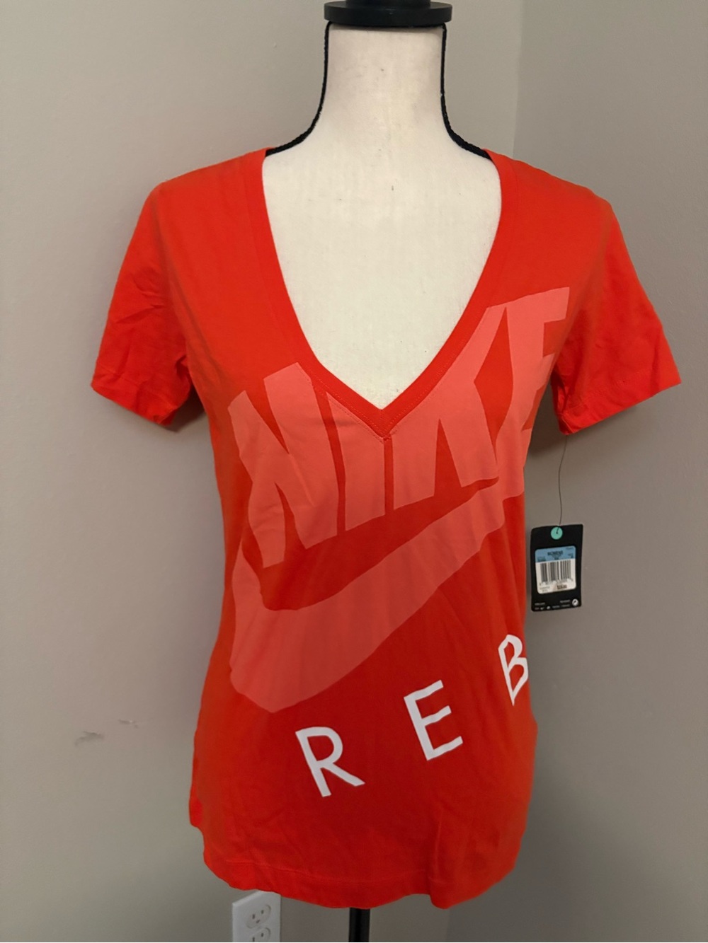 Nike Women’s ORANGE V-Neck Graphic Logo Tee-NWT